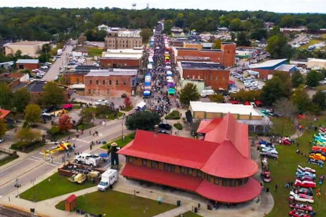 city street in Hamlet, North Carolina