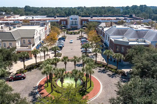 city street in Mount Pleasant, South Carolina