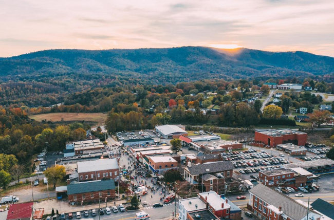 city street in Stuart, Virginia
